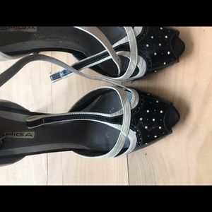 Well loved Via Spigia spectator peep toe heels